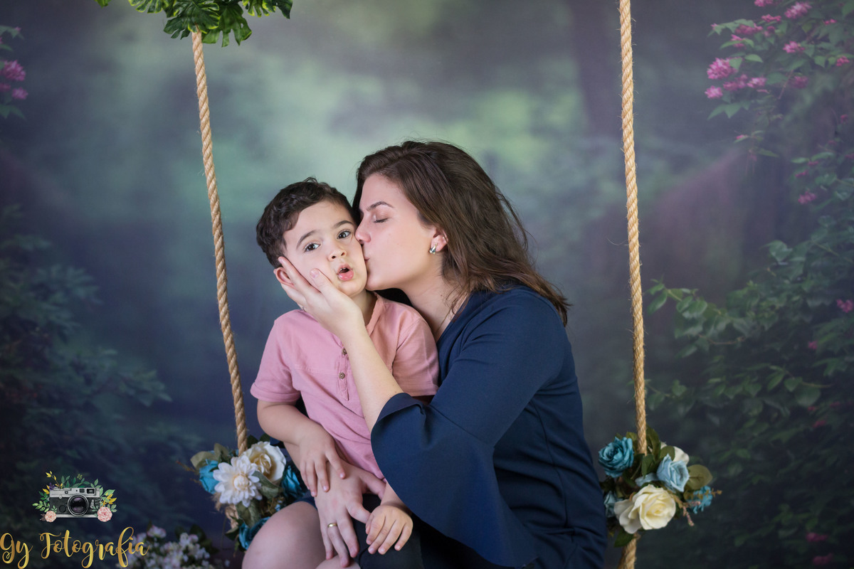 mãe, não quero beijo! 
Cenário de balanço no estúdio. Ensaio de dia das mães, fotografo em londrina!