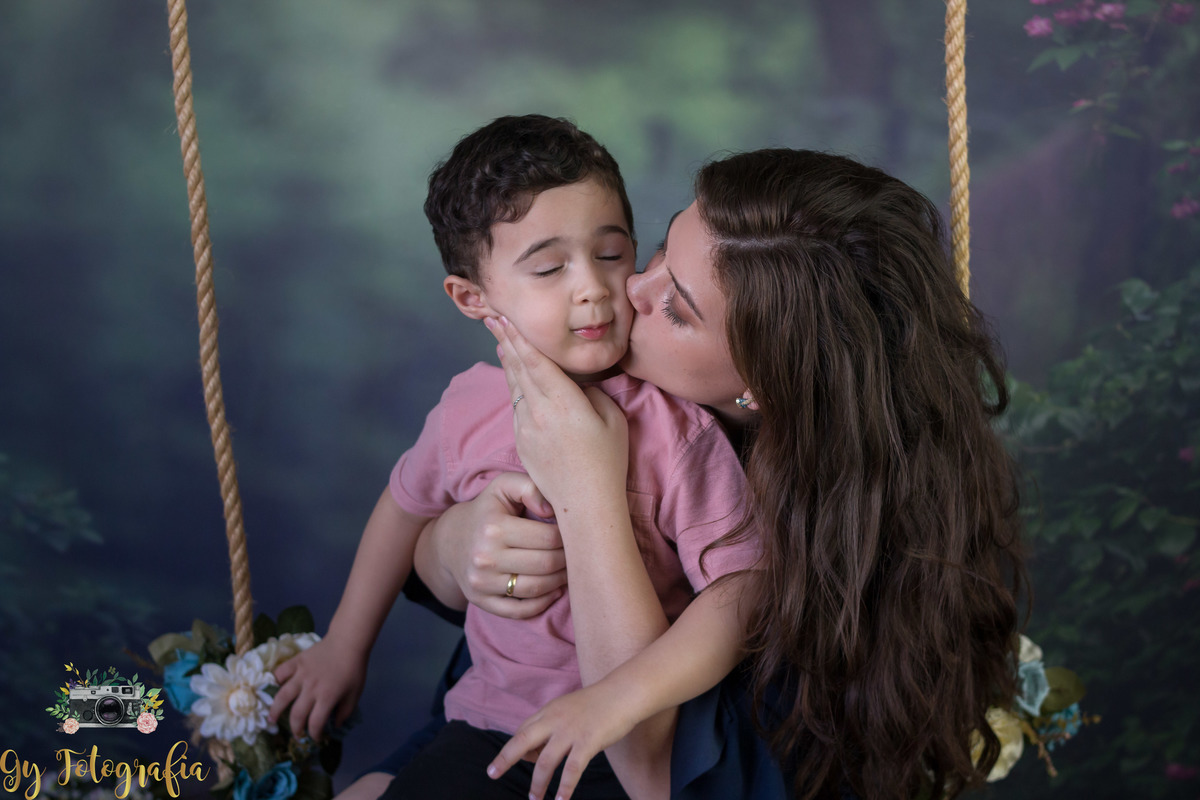 que beijinho doce! 
Cenário de balanço no estúdio. Ensaio de dia das mães, fotografo em londrina!
