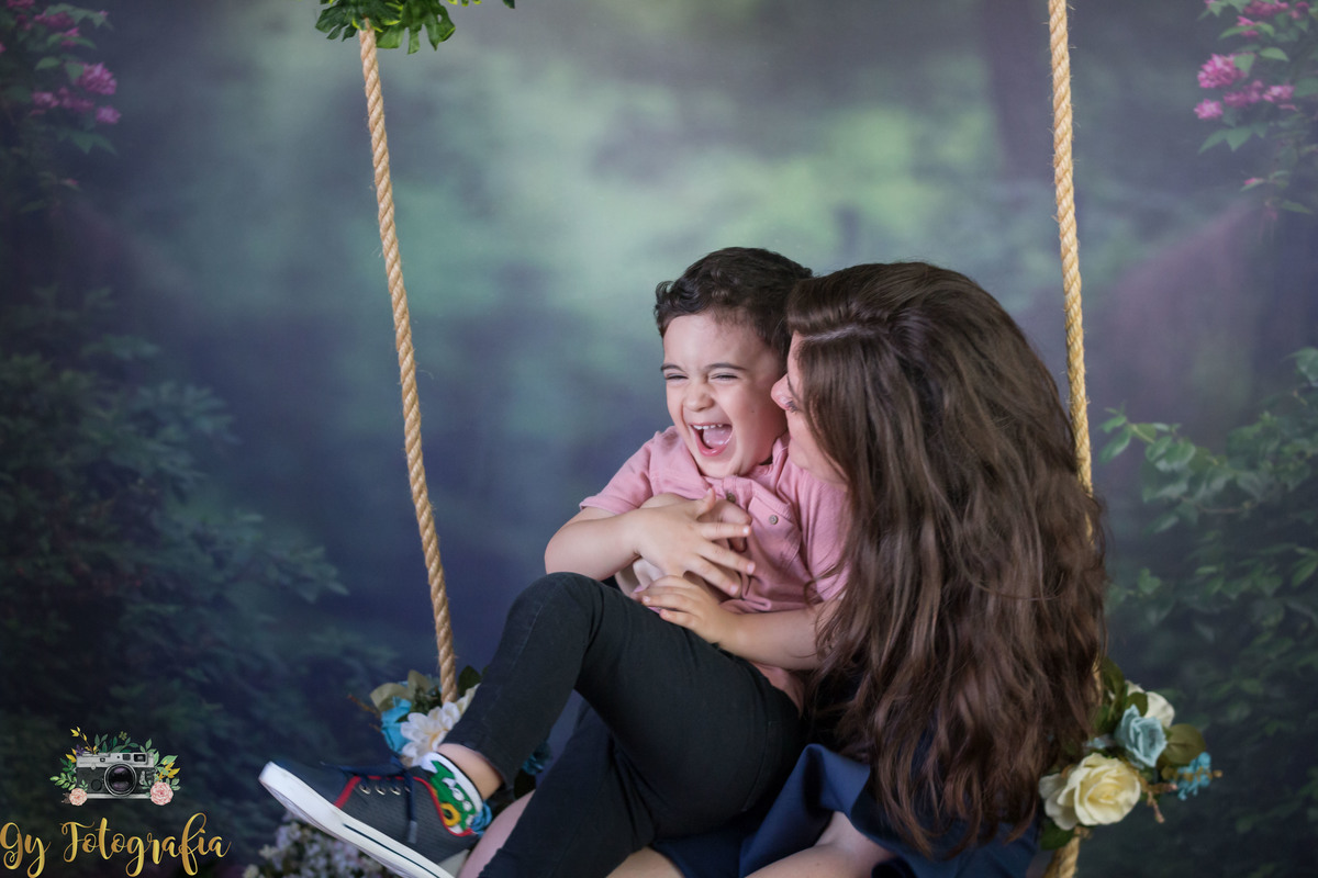 brincando de cocegas! 
Cenário de balanço no estúdio. Ensaio de dia das mães, fotografo em londrina!