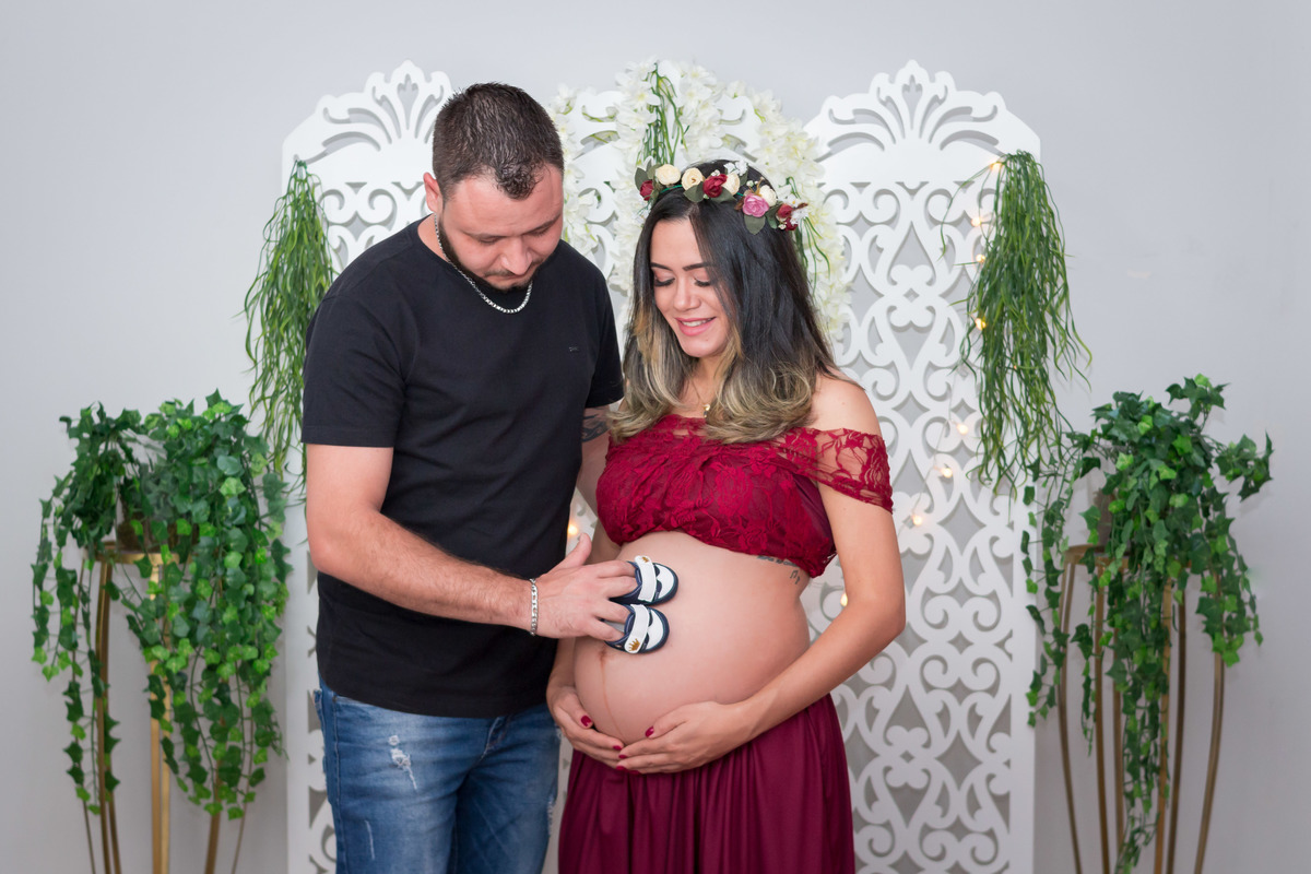 Ensaio de gestante em estúdio, cenário de dia das mães. Fotografo em Londrina especializado em ensaios de gestantes. Momento registrado pela fotografa Giscellayne - Gy Fotografia.