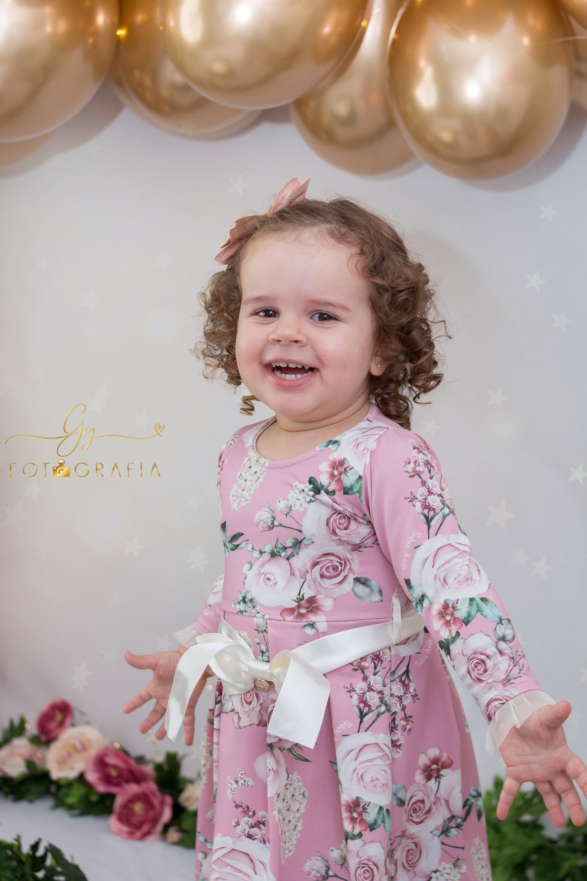 brincando antes do banho! Smash the cake com menina de dois anos. momento registrado pela fotografa Giscellayne | Gy fotografia