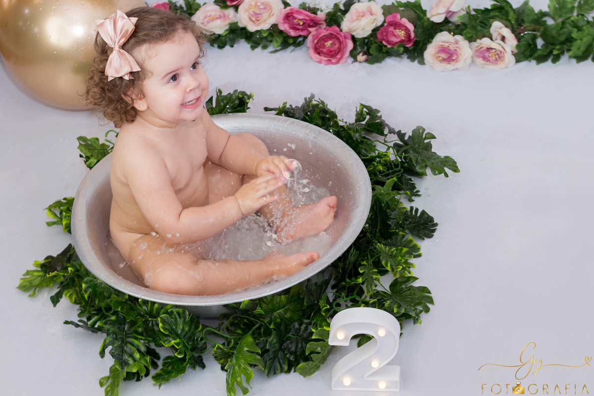 Hora do banho! Sessão splash! Smash the cake com menina de dois anos. momento registrado pela fotografa Giscellayne | Gy fotografia