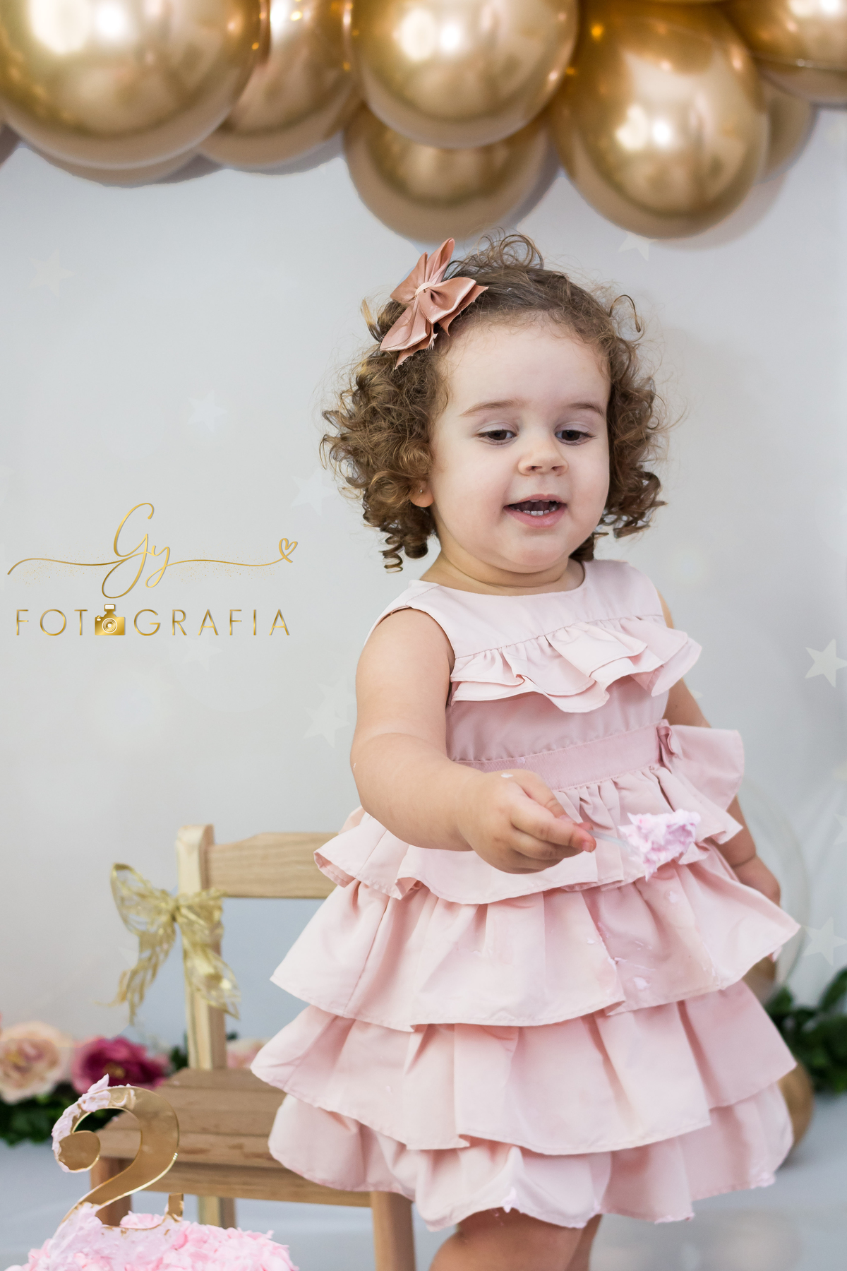 levando o bolo na colher pra mamãe. Smash the cake com menina de dois anos. momento registrado pela fotografa Giscellayne | Gy fotografia