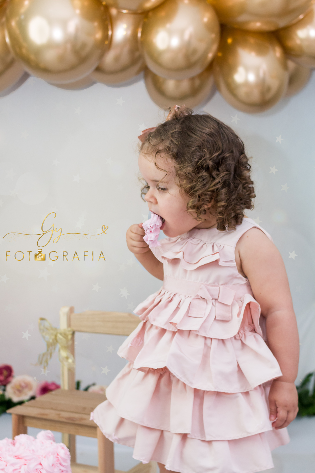 comendo na colher! Smash the cake com menina de dois anos. momento registrado pela fotografa Giscellayne | Gy fotografia