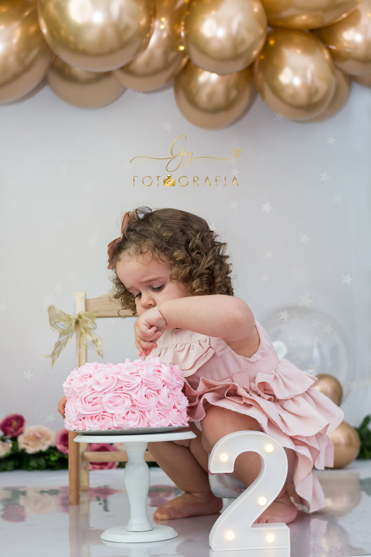 mexendo o bolo! Smash the cake com menina de dois anos. momento registrado pela fotografa Giscellayne | Gy fotografia