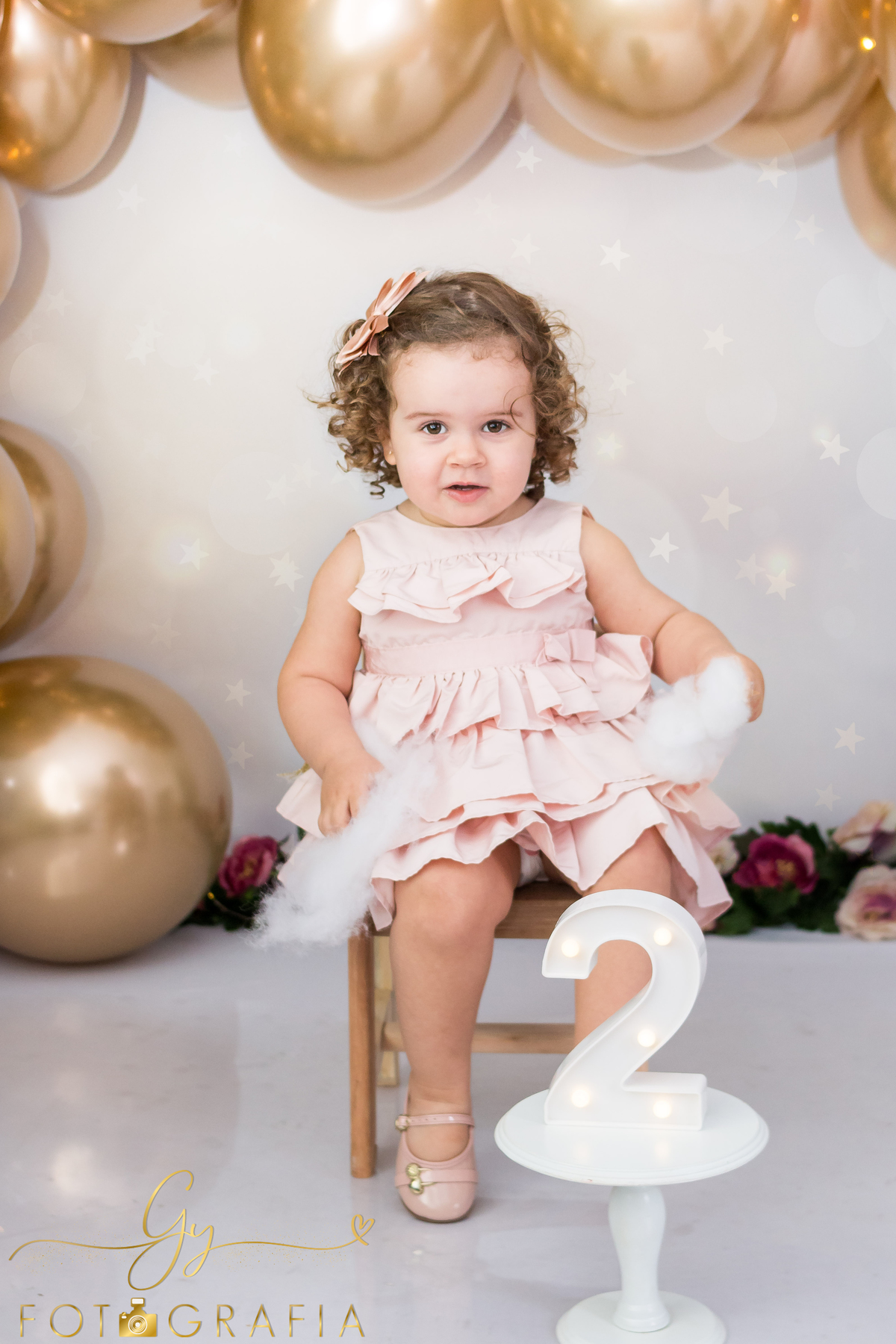 Helena fez dois! ensaio comemorando no estudio. Smash the cake com menina de dois anos. momento registrado pela fotografa Giscellayne | Gy fotografia