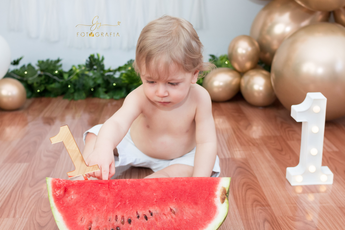 colocando o dedinho na melancia! Fotografo em londrina especializado em ensaios de bebes e crianças. Smash the cake. momento registrado pela Giscellayne fotografa da Gy fotografia