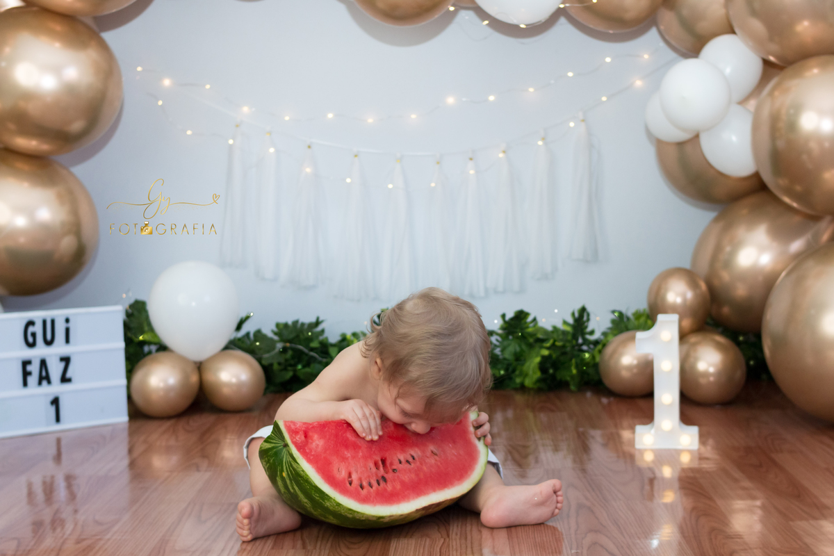 comendo melancia direto nela! Fotografo em londrina especializado em ensaios de bebes e crianças. Smash the cake. momento registrado pela Giscellayne fotografa da Gy fotografia