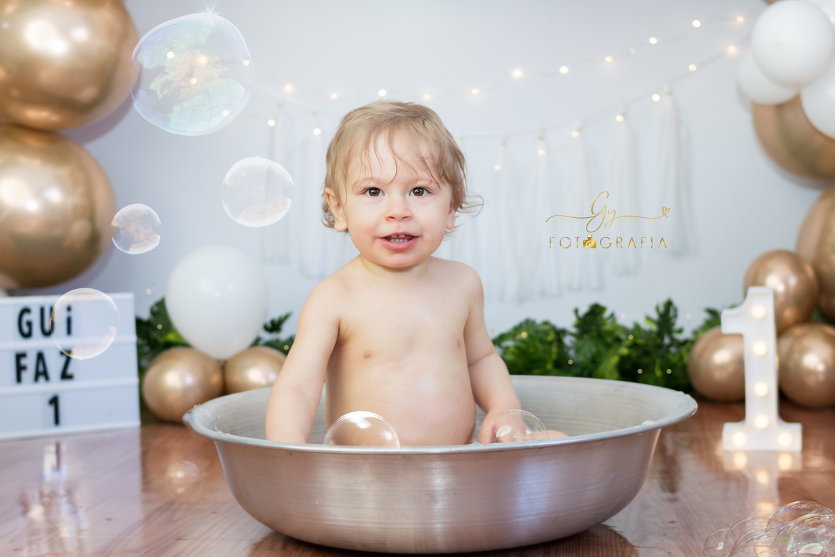 ensaio splash mais conhecido como banho de bacia! Fotografo em londrina especializado em ensaios de bebes e crianças. Smash the cake. momento registrado pela Giscellayne fotografa da Gy fotografia