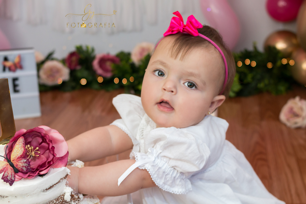 mão no bolo! 
Momento registrado pela fotografa Giscellayne | Gy fotografia, fotografa especializada em ensaios de bebês, gestantes e crianças.
Fotografo em londrina com estúdio.