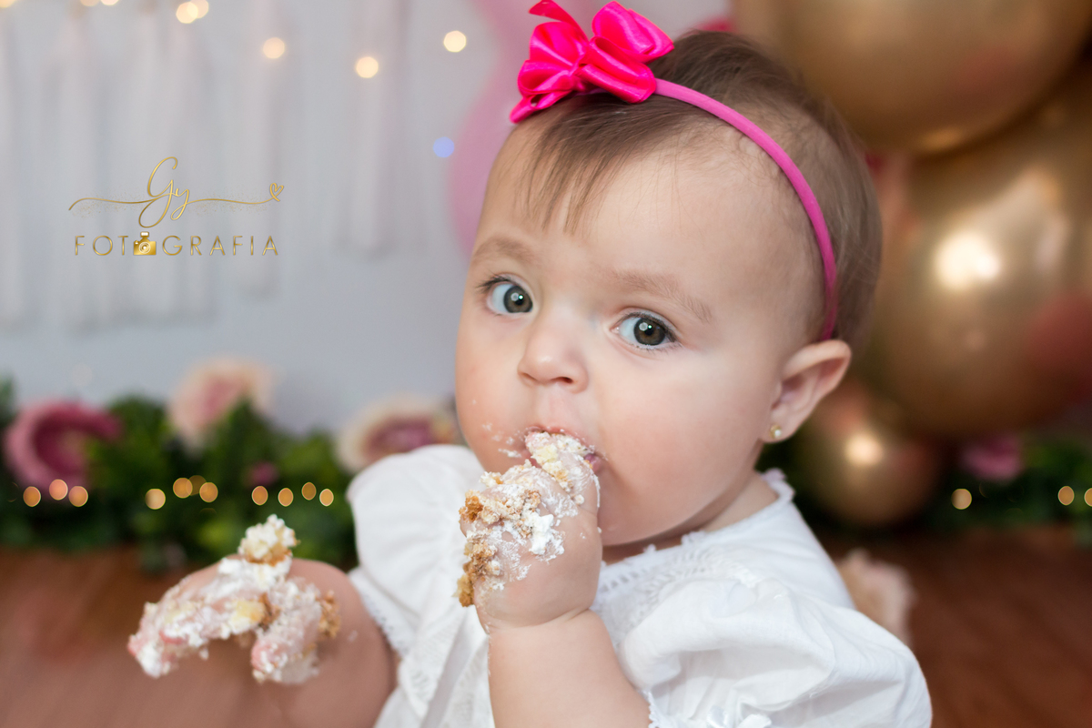 smash the cake da pequena Maria Alice. 
Momento registrado pela fotografa Giscellayne | Gy fotografia, fotografa especializada em ensaios de bebês, gestantes e crianças.
Fotografo em londrina com estúdio.