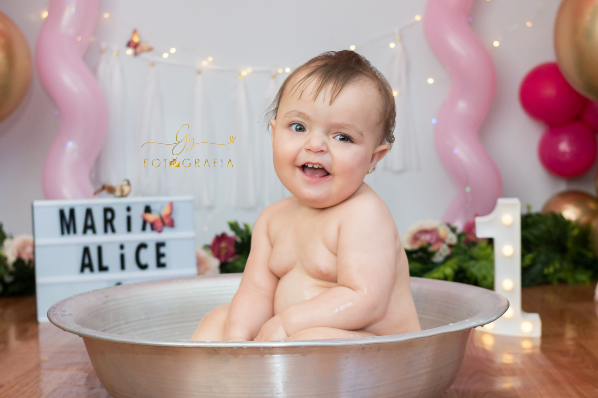 sessão splash, o momento do banho de bacia. 
Momento registrado pela fotografa Giscellayne | Gy fotografia, fotografa especializada em ensaios de bebês, gestantes e crianças.
Fotografo em londrina com estúdio.