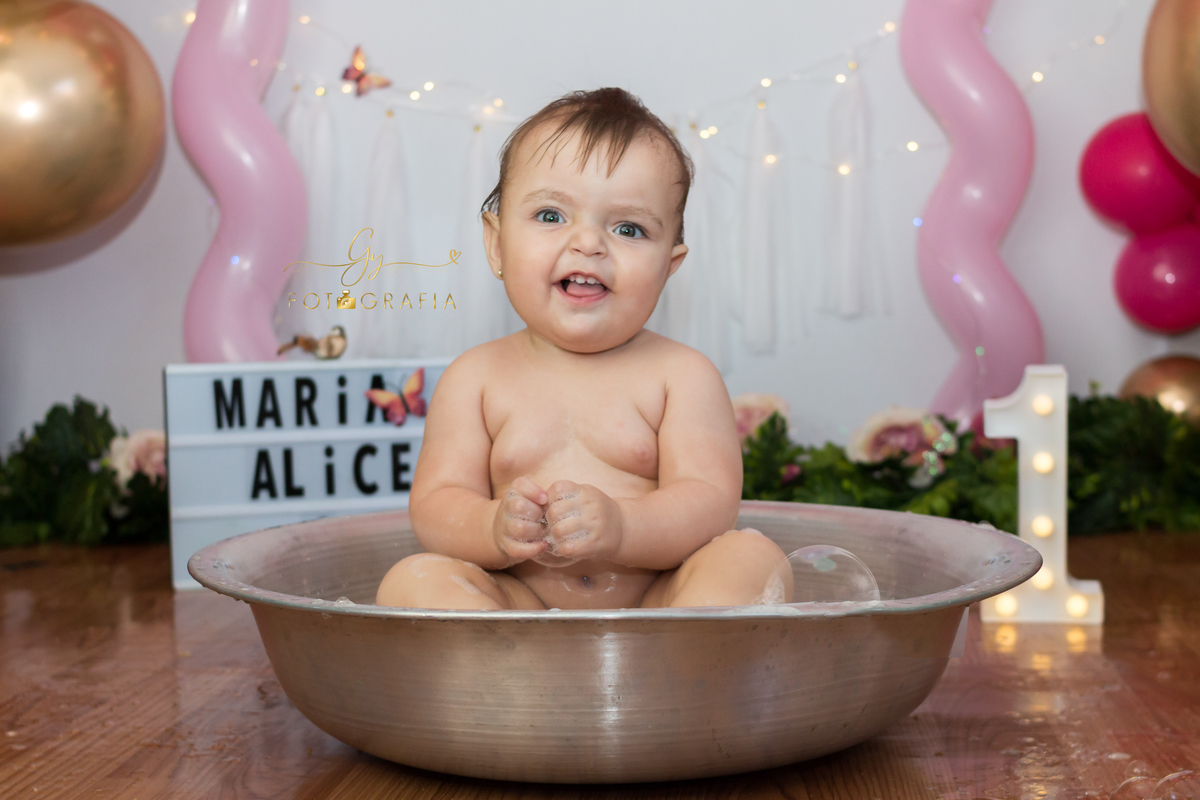 Banho no estúdio! Sessão smash the cake e logo em seguida sessão splash com banho! 
Momento registrado pela fotografa Giscellayne | Gy fotografia, fotografa especializada em ensaios de bebês, gestantes e crianças.
Fotografo em londrina com estúdio.