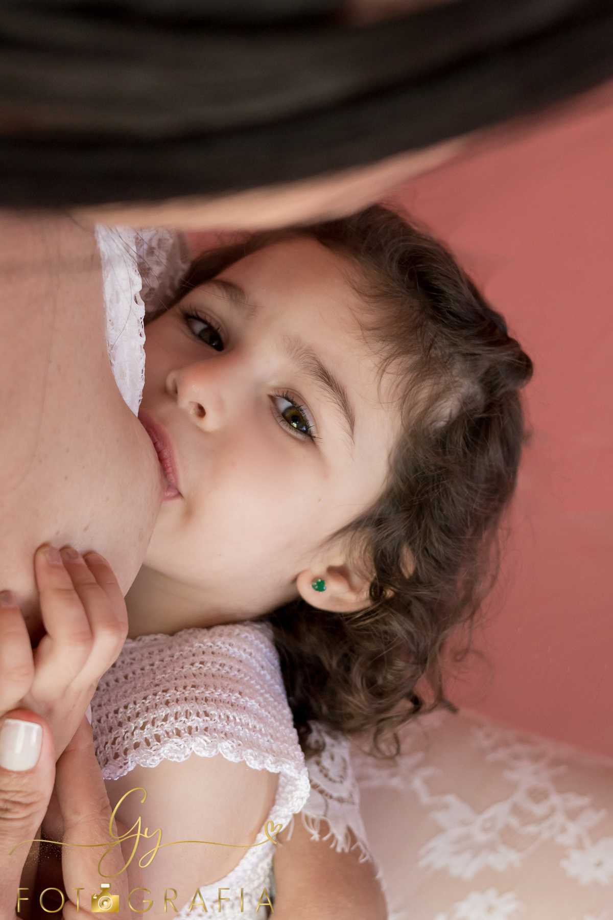 Ensaio amamentação em estúdio. Fotógrafo de família. Momento registrado pela fotógrafa Giscellayne| Gy fotografia.