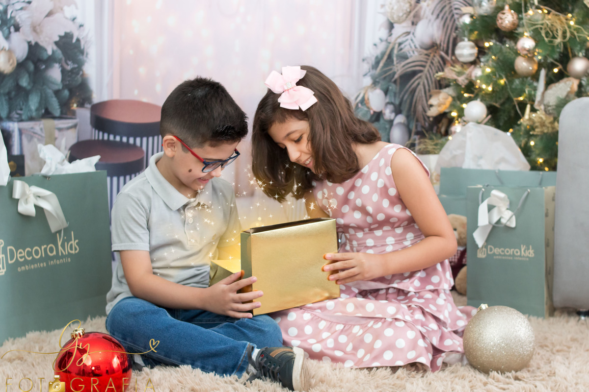 Mini ensaio de natal em estúdio. Fotografo em Londrina especializado em ensaios de gestantes, bebes e crianças. Momento registrado pela fotografa Giscellayne - Gy fotografia