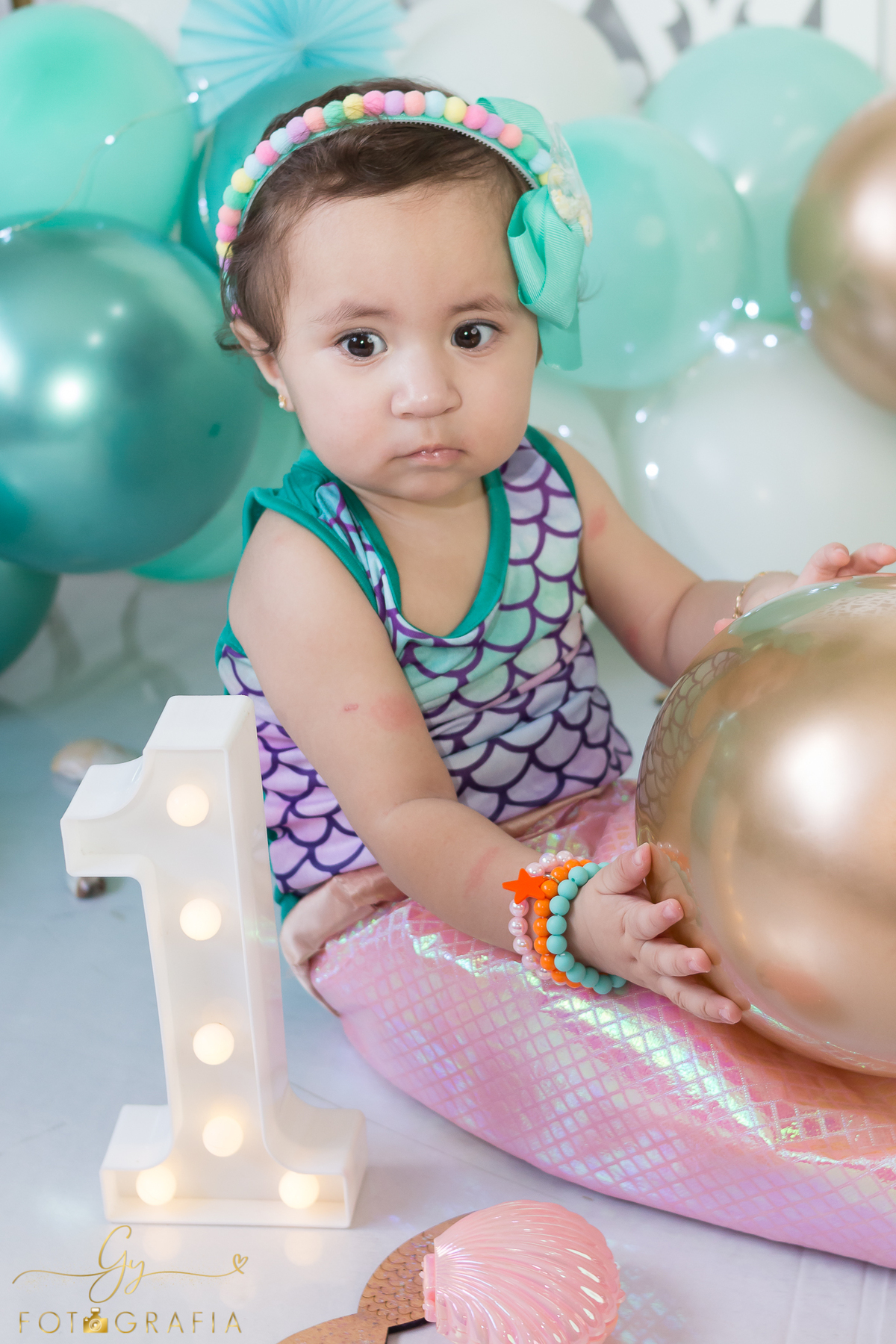 Smash the cake. Fotógrafo em Londrina especializado em ensaio de bebês e família. Momento registrado pela fotógrafa Giscellayne - Gy Fotografia. 