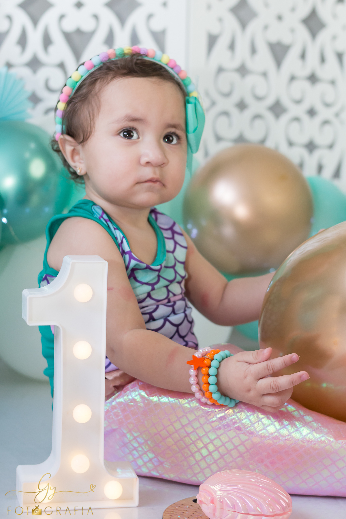 Smash the cake. Fotógrafo em Londrina especializado em ensaio de bebês e família. Momento registrado pela fotógrafa Giscellayne - Gy Fotografia. 
