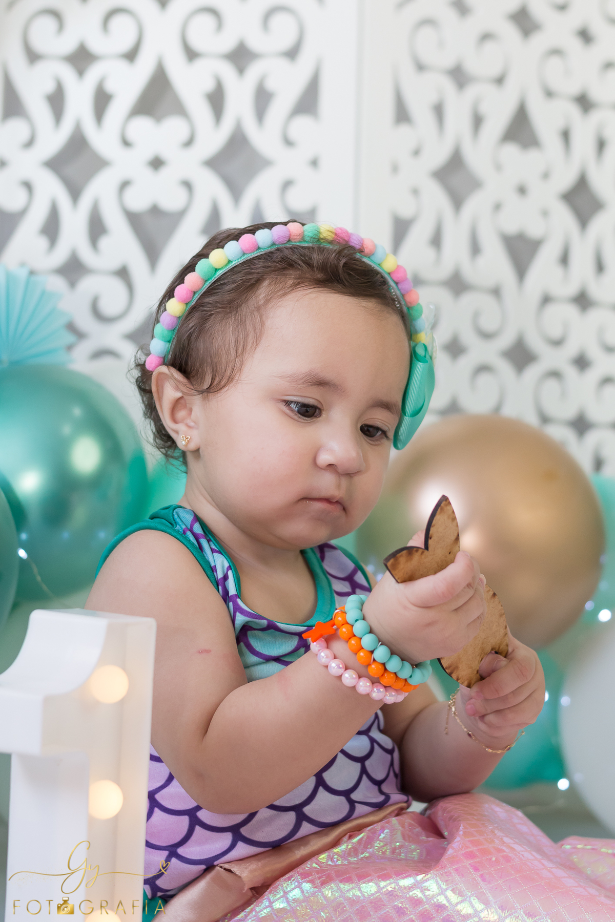 Smash the cake. Fotógrafo em Londrina especializado em ensaio de bebês e família. Momento registrado pela fotógrafa Giscellayne - Gy Fotografia. 