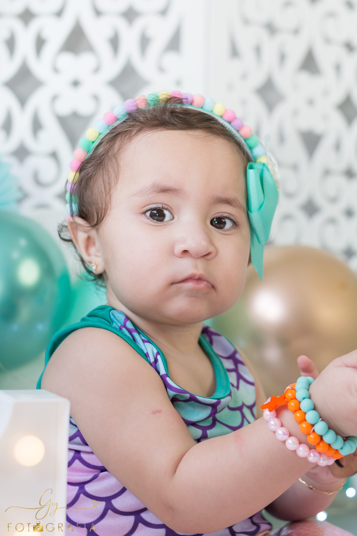 Smash the cake. Fotógrafo em Londrina especializado em ensaio de bebês e família. Momento registrado pela fotógrafa Giscellayne - Gy Fotografia. 