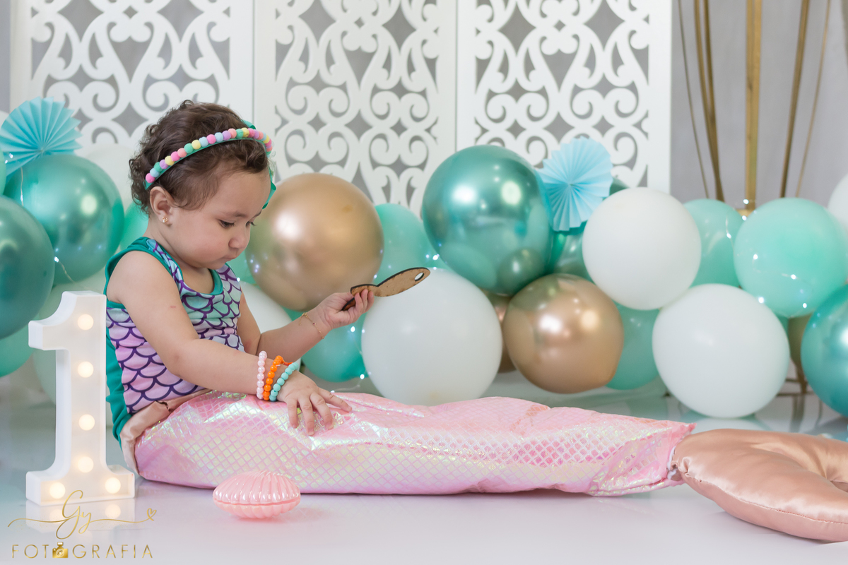 Smash the cake. Fotógrafo em Londrina especializado em ensaio de bebês e família. Momento registrado pela fotógrafa Giscellayne - Gy Fotografia. 