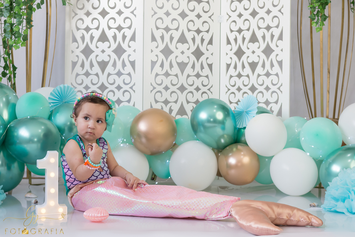 Smash the cake. Fotógrafo em Londrina especializado em ensaio de bebês e família. Momento registrado pela fotógrafa Giscellayne - Gy Fotografia. 