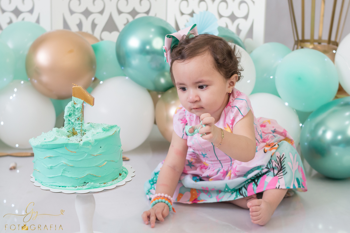 Smash the cake. Fotógrafo em Londrina especializado em ensaio de bebês e família. Momento registrado pela fotógrafa Giscellayne - Gy Fotografia. 