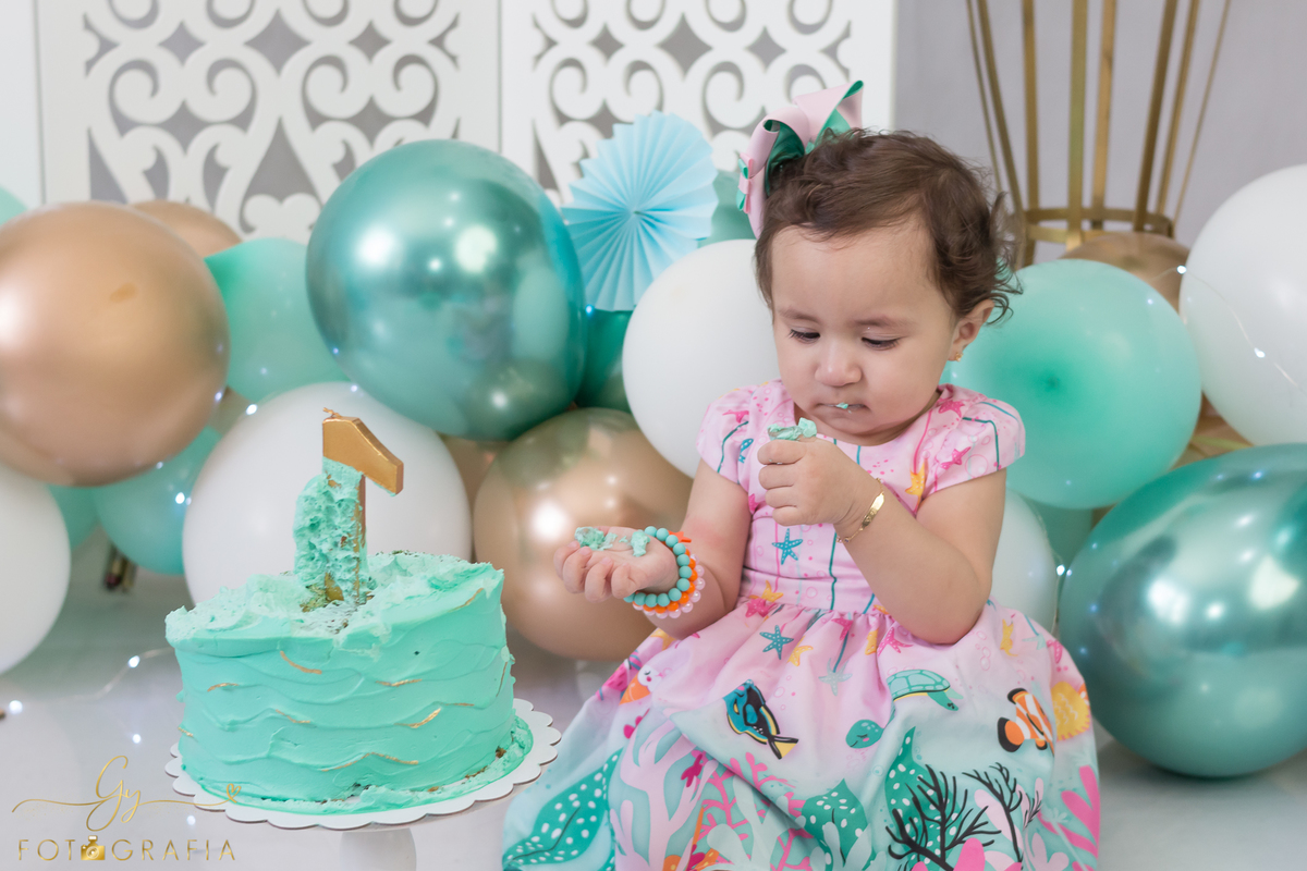 Smash the cake. Fotógrafo em Londrina especializado em ensaio de bebês e família. Momento registrado pela fotógrafa Giscellayne - Gy Fotografia. 
