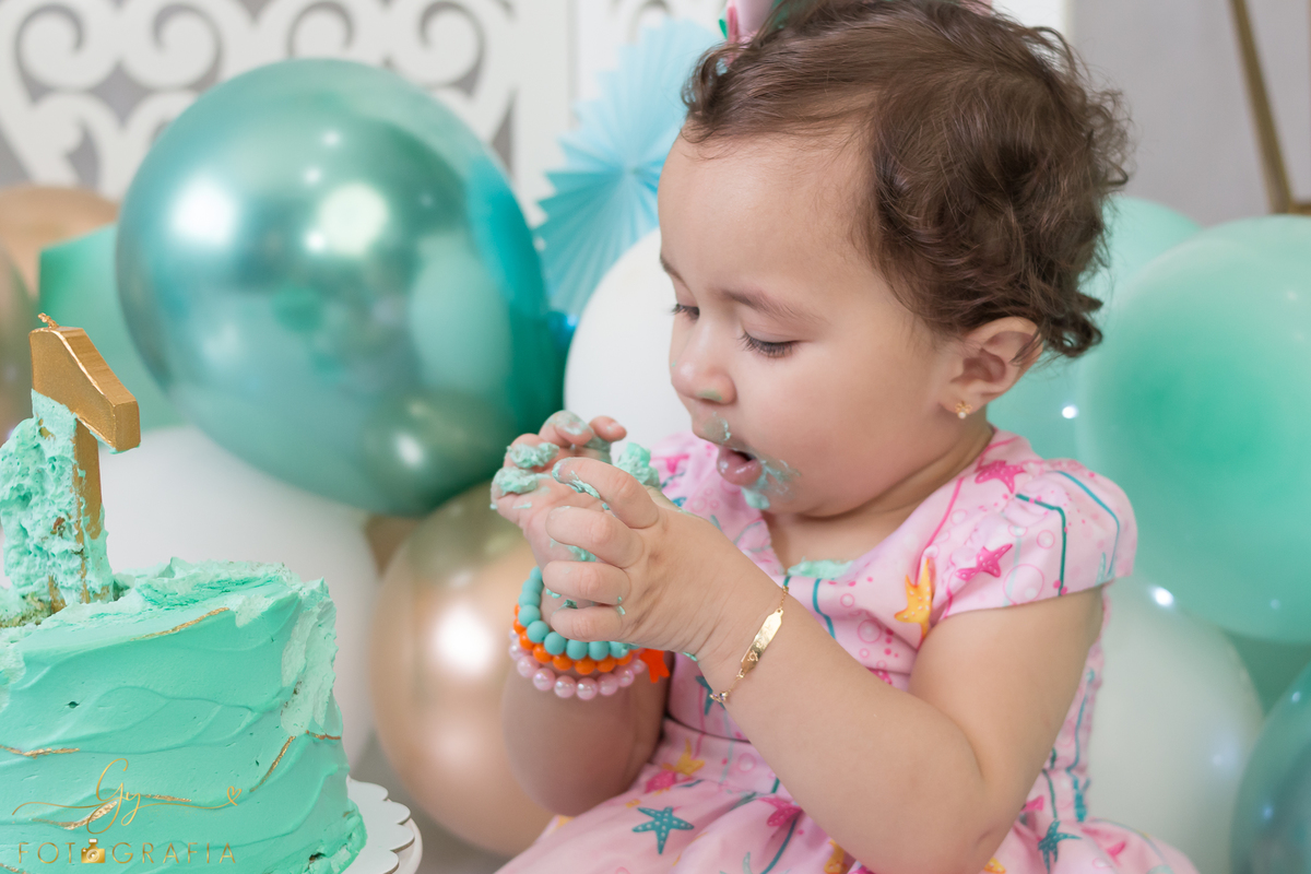 Smash the cake. Fotógrafo em Londrina especializado em ensaio de bebês e família. Momento registrado pela fotógrafa Giscellayne - Gy Fotografia. 
