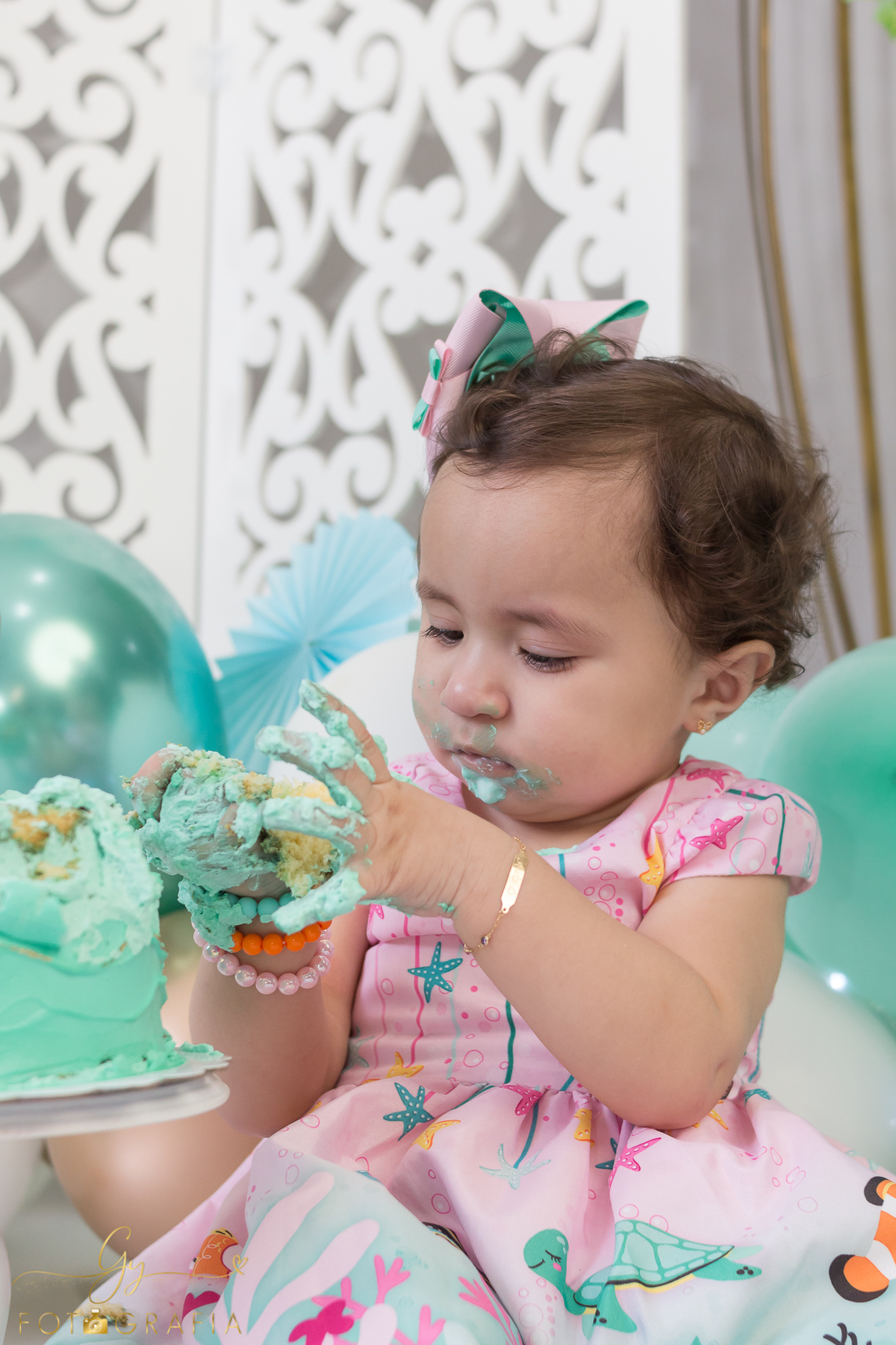 Smash the cake. Fotógrafo em Londrina especializado em ensaio de bebês e família. Momento registrado pela fotógrafa Giscellayne - Gy Fotografia. 