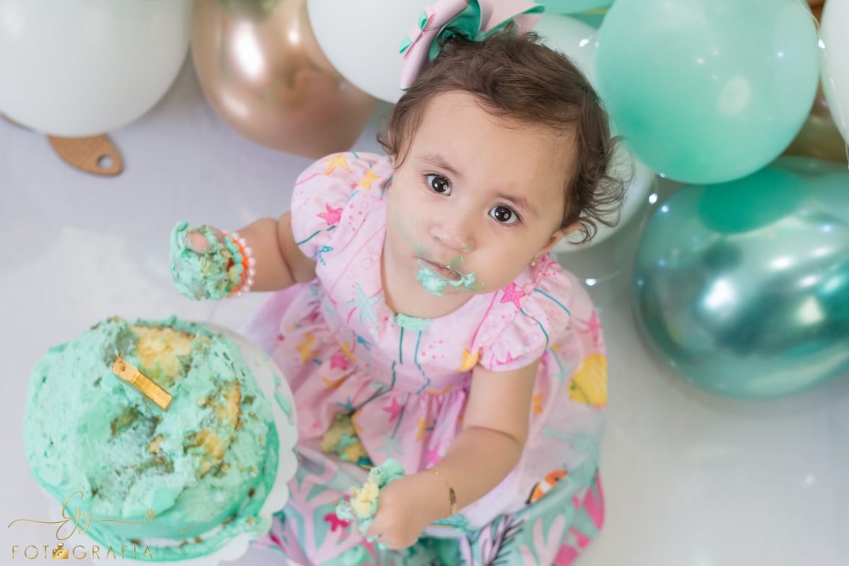 Smash the cake. Fotógrafo em Londrina especializado em ensaio de bebês e família. Momento registrado pela fotógrafa Giscellayne - Gy Fotografia. 