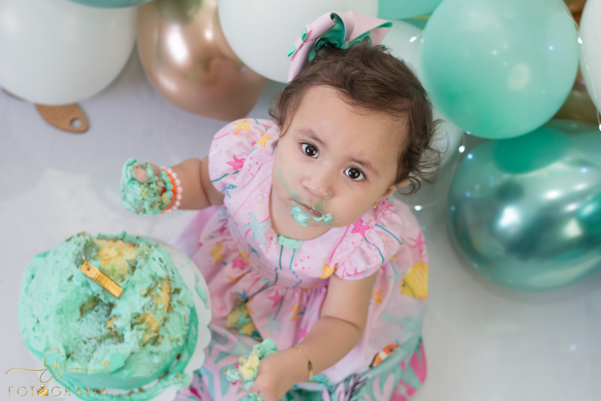 Smash the cake. Fotógrafo em Londrina especializado em ensaio de bebês e família. Momento registrado pela fotógrafa Giscellayne - Gy Fotografia. 