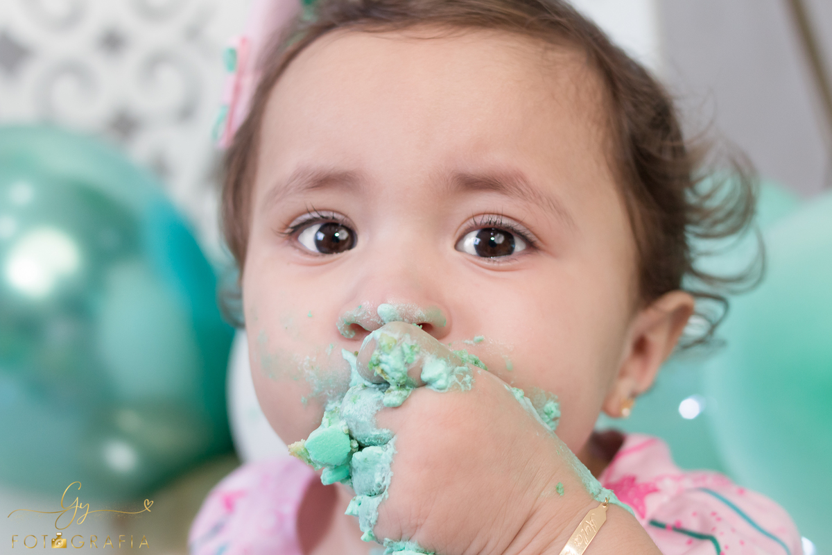 Smash the cake. Fotógrafo em Londrina especializado em ensaio de bebês e família. Momento registrado pela fotógrafa Giscellayne - Gy Fotografia. 
