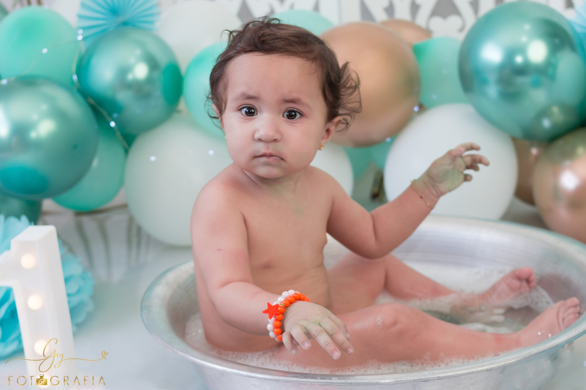 Smash the cake. Fotógrafo em Londrina especializado em ensaio de bebês e família. Momento registrado pela fotógrafa Giscellayne - Gy Fotografia. 