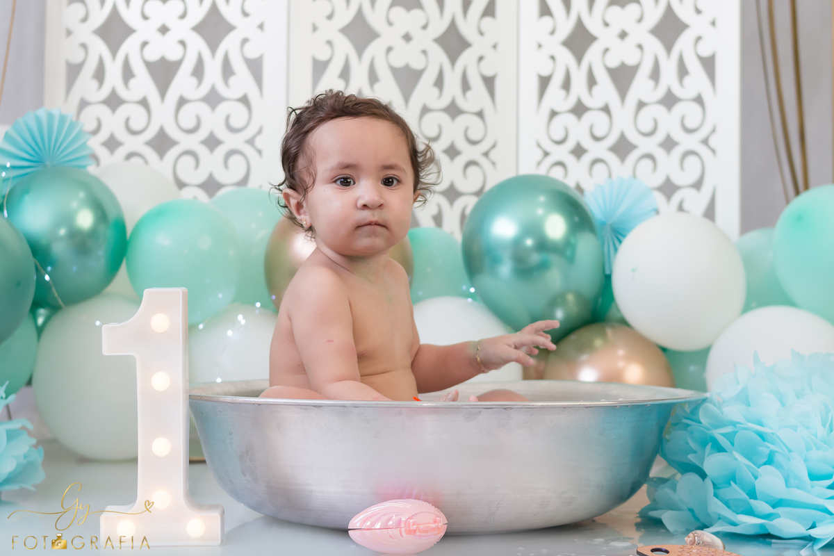 Smash the cake. Fotógrafo em Londrina especializado em ensaio de bebês e família. Momento registrado pela fotógrafa Giscellayne - Gy Fotografia. 