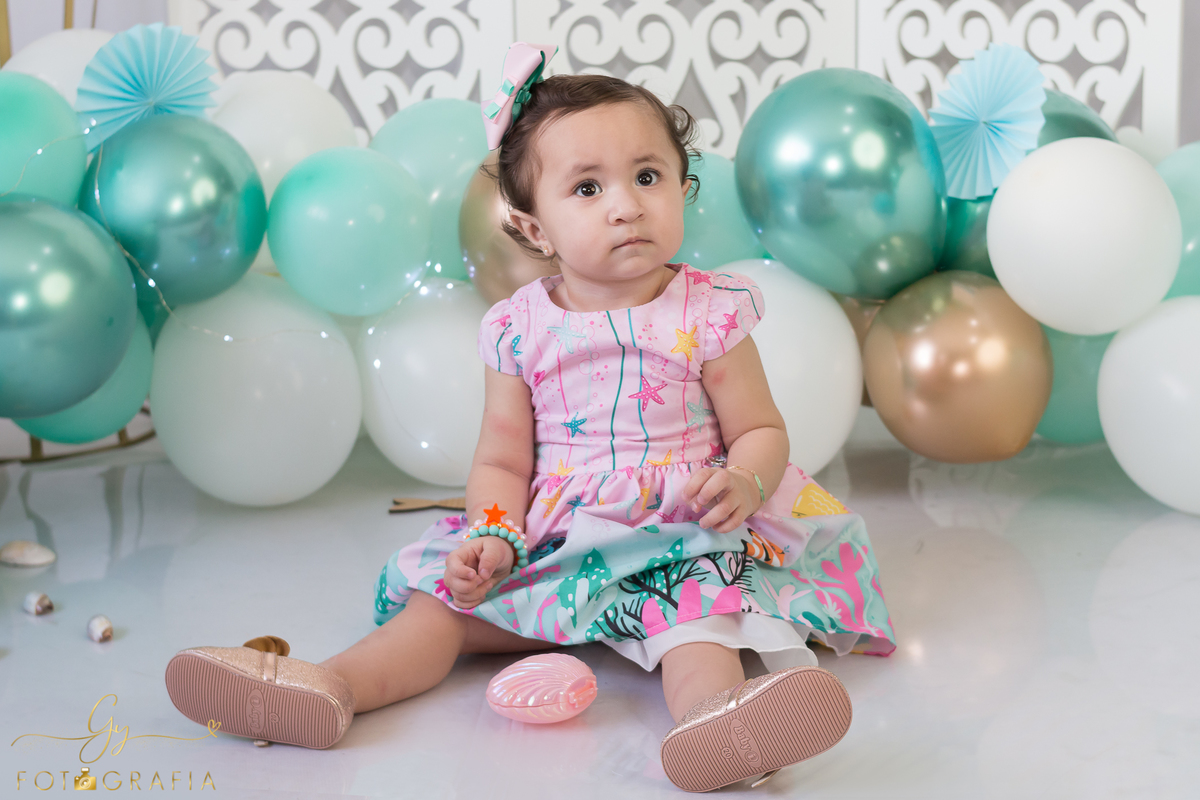 Smash the cake. Fotógrafo em Londrina especializado em ensaio de bebês e família. Momento registrado pela fotógrafa Giscellayne - Gy Fotografia. 