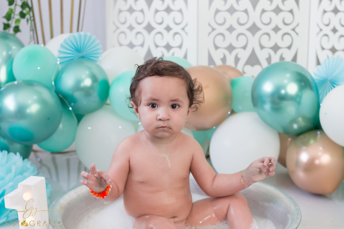 Smash the cake. Fotógrafo em Londrina especializado em ensaio de bebês e família. Momento registrado pela fotógrafa Giscellayne - Gy Fotografia. 