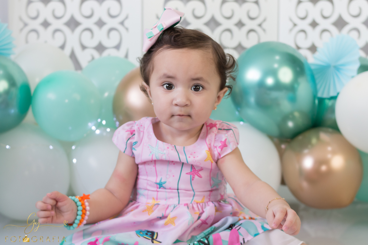 Smash the cake. Fotógrafo em Londrina especializado em ensaio de bebês e família. Momento registrado pela fotógrafa Giscellayne - Gy Fotografia. 