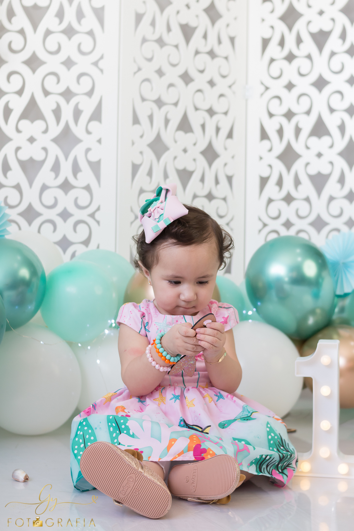 Smash the cake. Fotógrafo em Londrina especializado em ensaio de bebês e família. Momento registrado pela fotógrafa Giscellayne - Gy Fotografia. 