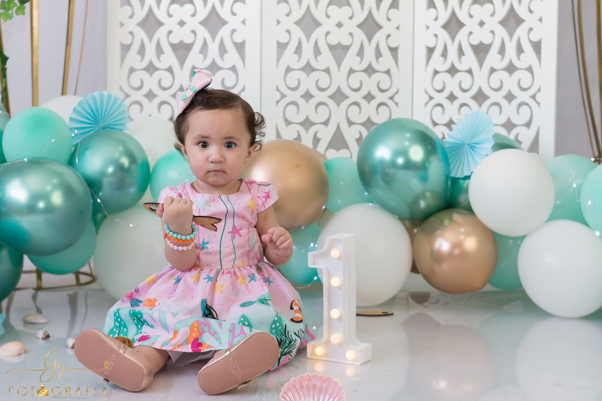 Smash the cake. Fotógrafo em Londrina especializado em ensaio de bebês e família. Momento registrado pela fotógrafa Giscellayne - Gy Fotografia. 