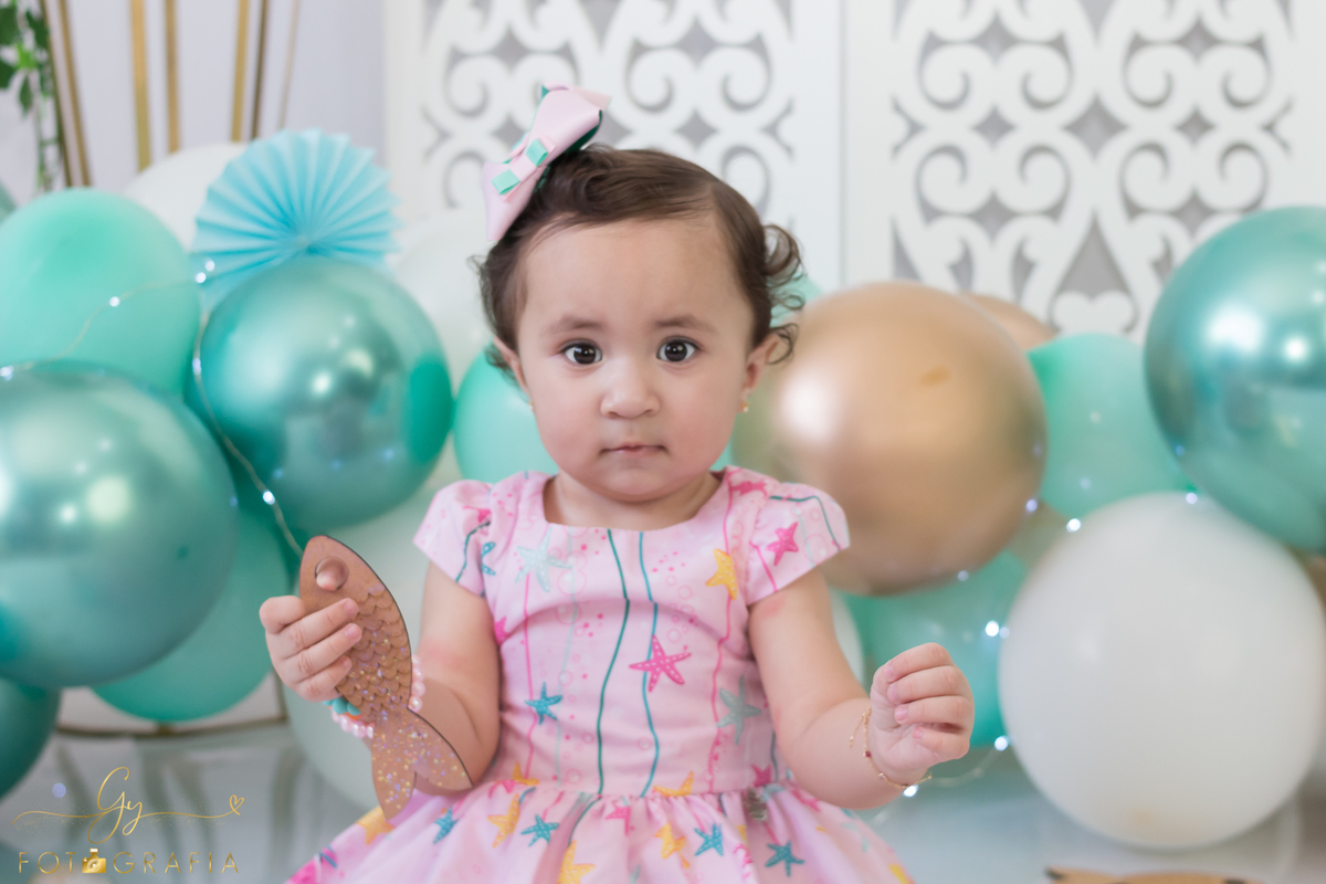 Smash the cake. Fotógrafo em Londrina especializado em ensaio de bebês e família. Momento registrado pela fotógrafa Giscellayne - Gy Fotografia. 