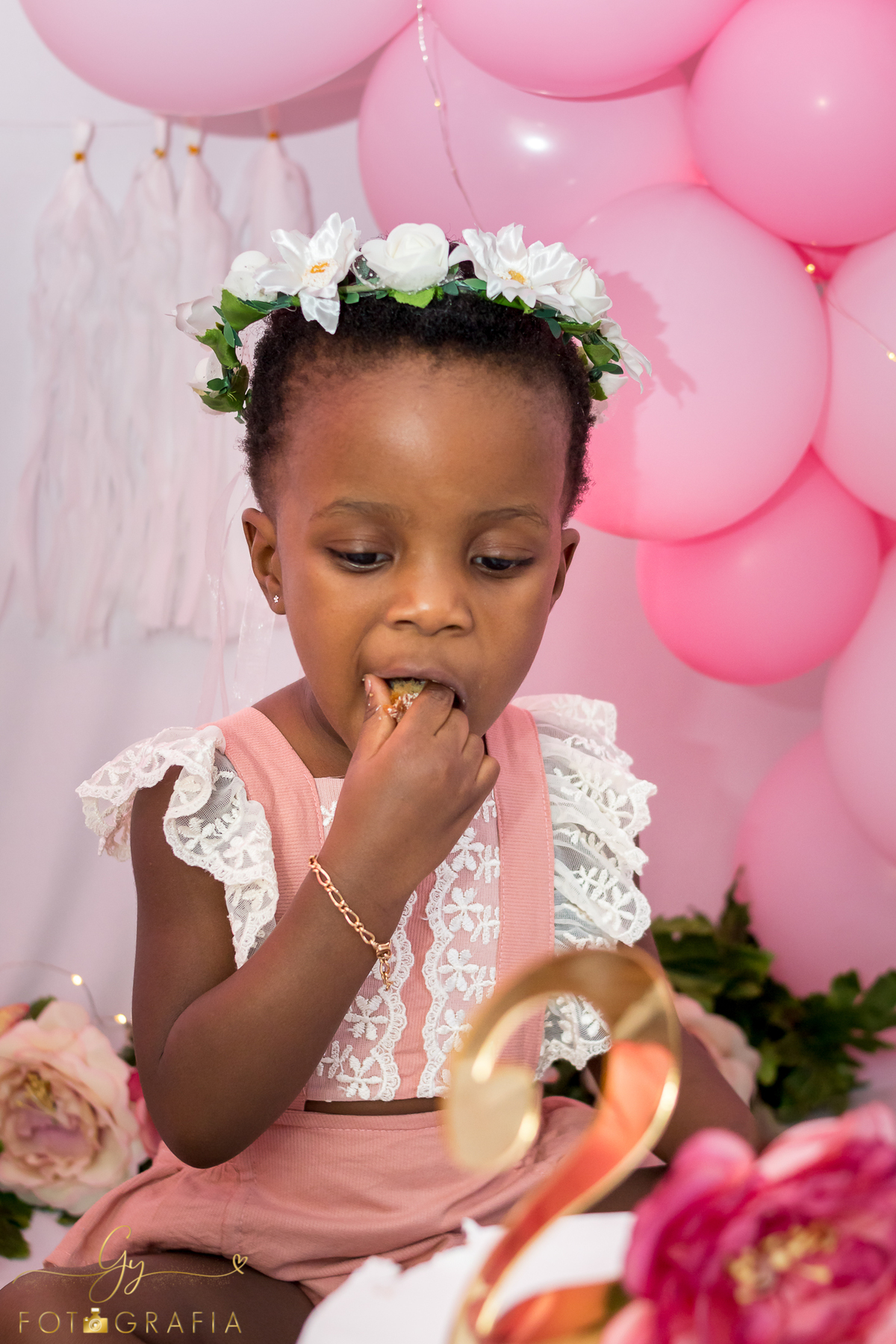 Smash the cake de 2 anos. Fotografo em LondrinaSmash the cake de 2 anos. Fotografo em Londrina