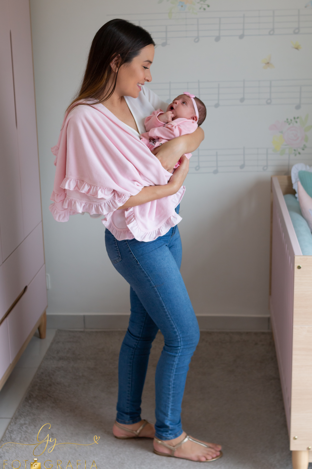 colinho de mamae. Ensaio de acompanhamento na casa do cliente. newborn lifestyle. Momento registrado pela fotógrafa Giscellayne - Gy fotografia. Fotografa especializada em ensaios de gestantes, bebes e crianças