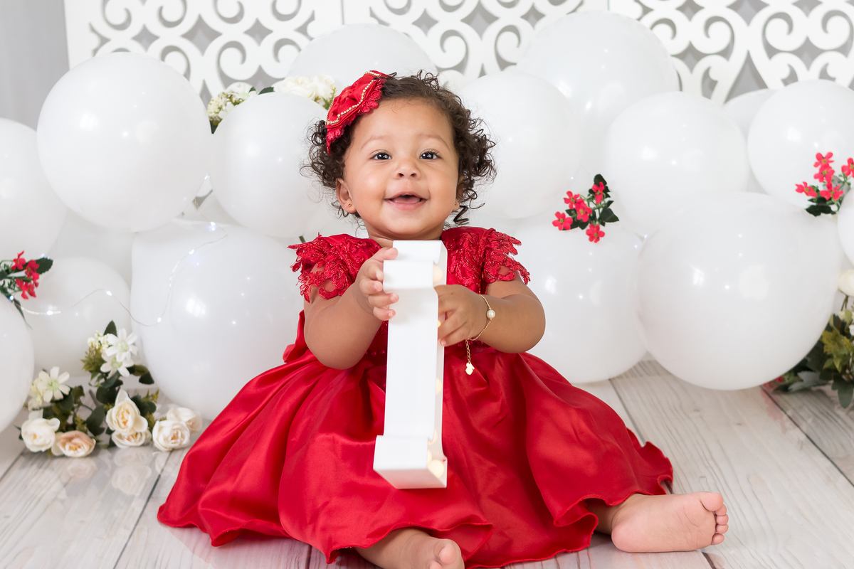 Ensaio de fotos para comemorar o primeiro aninho da Anna Laura. Smash the cake. Fotografo em Londirna especializado em ensaios de bebês. Momento registrado pela fotografa Giscellayne - Gy fotografia. Sessão de fotos em estúdio em Londrina- PR