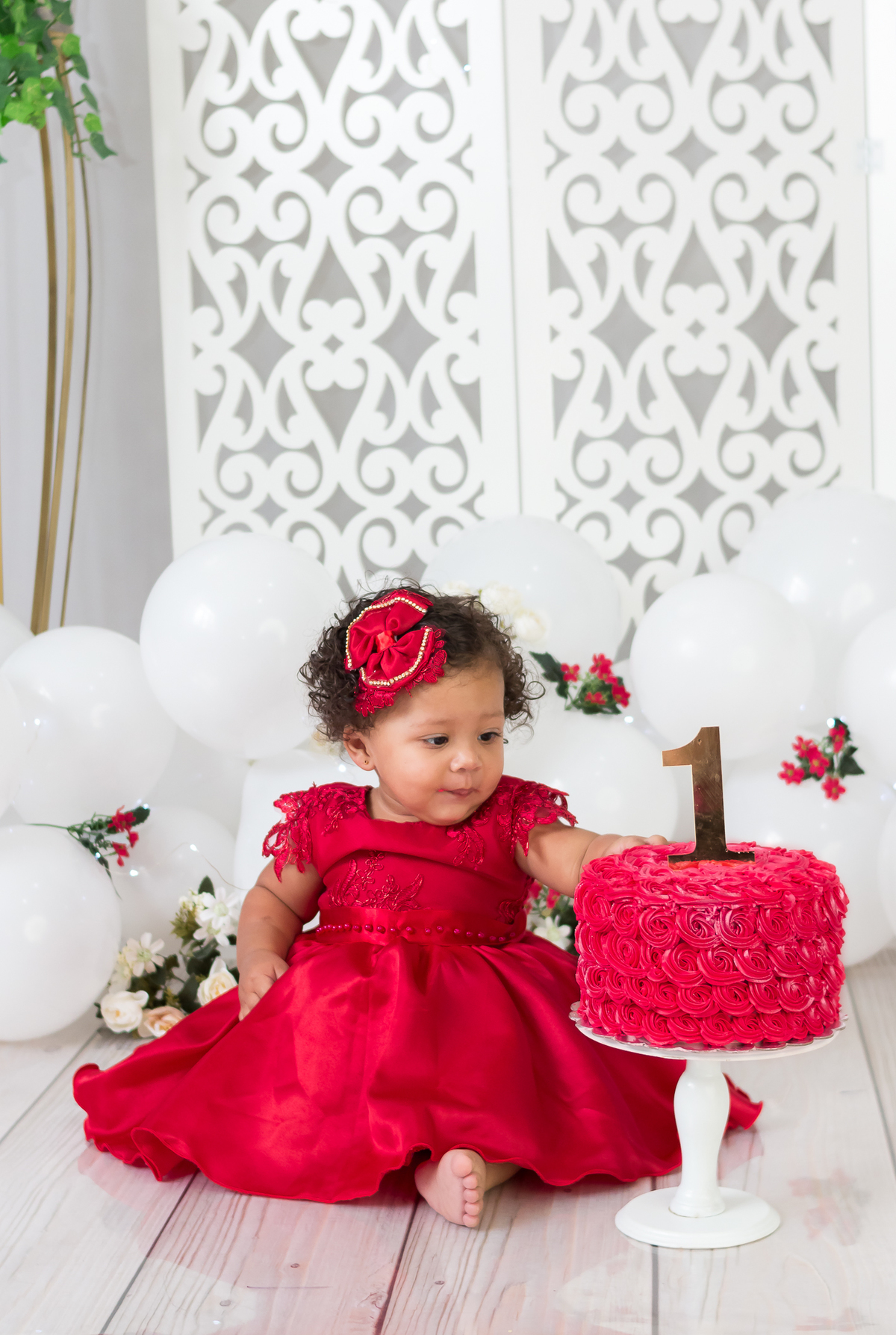 Ensaio de fotos para comemorar o primeiro aninho da Anna Laura. Smash the cake. Fotografo em Londirna especializado em ensaios de bebês. Momento registrado pela fotografa Giscellayne - Gy fotografia. Sessão de fotos em estúdio em Londrina- PR