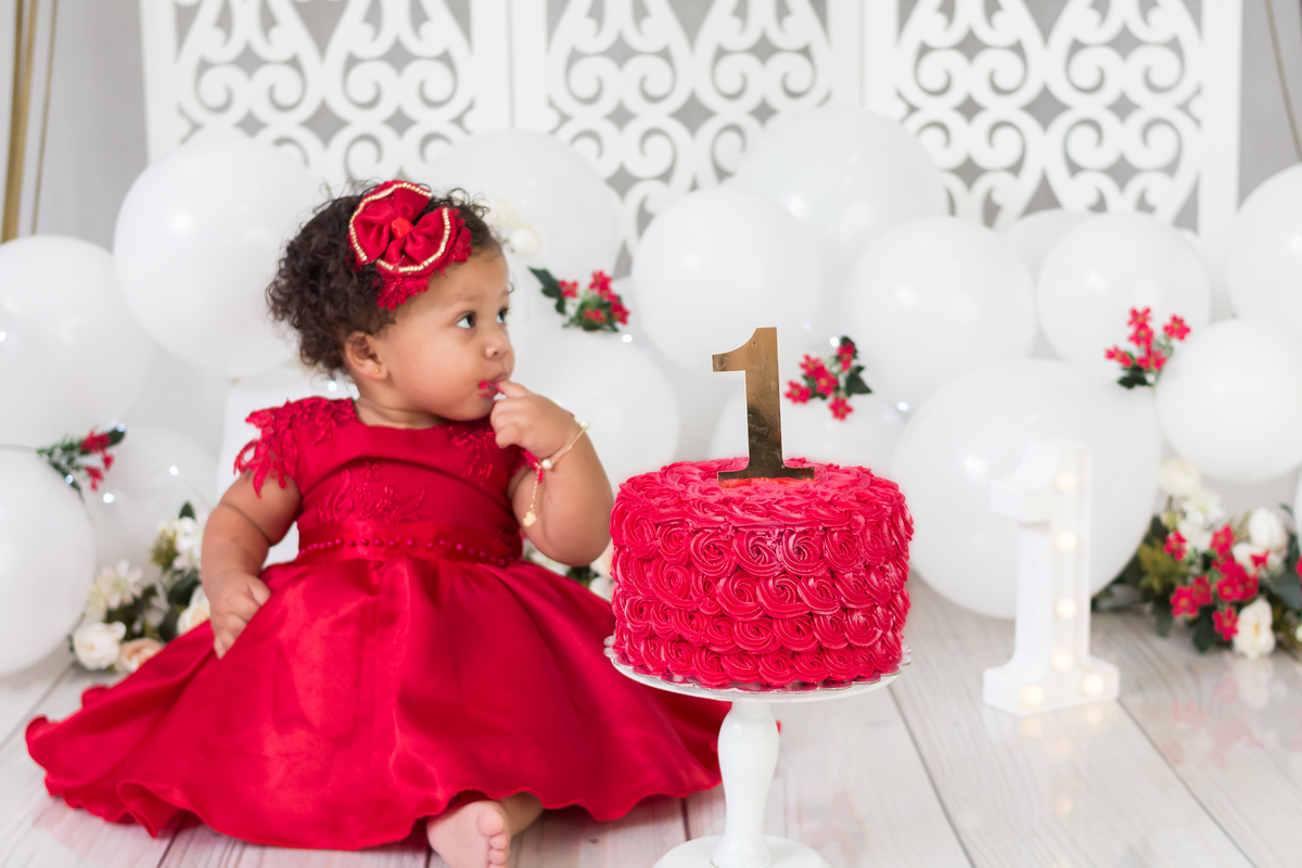 Ensaio de fotos para comemorar o primeiro aninho da Anna Laura. Smash the cake. Fotografo em Londirna especializado em ensaios de bebês. Momento registrado pela fotografa Giscellayne - Gy fotografia. Sessão de fotos em estúdio em Londrina- PR