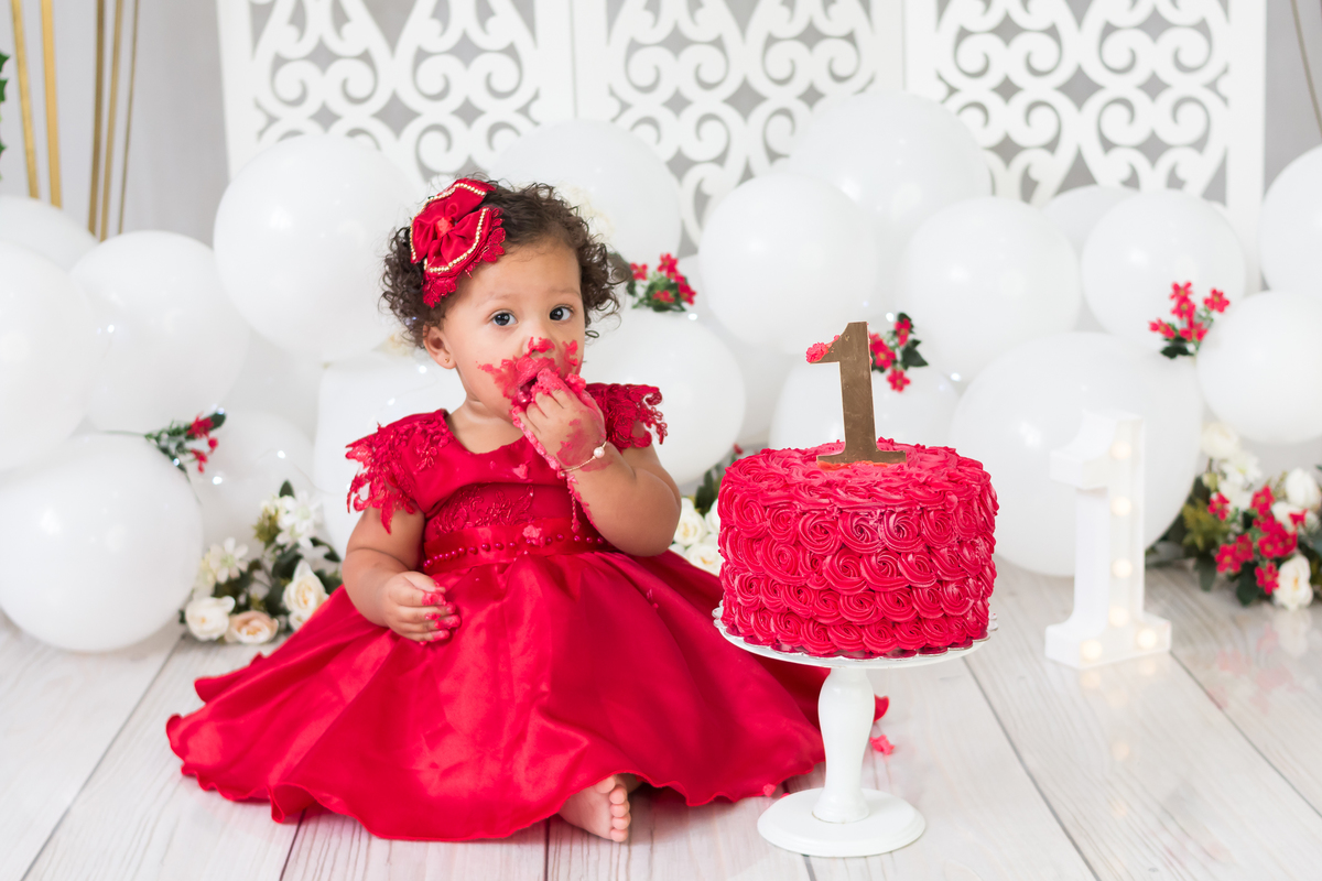 Ensaio de fotos para comemorar o primeiro aninho da Anna Laura. Smash the cake. Fotografo em Londirna especializado em ensaios de bebês. Momento registrado pela fotografa Giscellayne - Gy fotografia. Sessão de fotos em estúdio em Londrina- PR