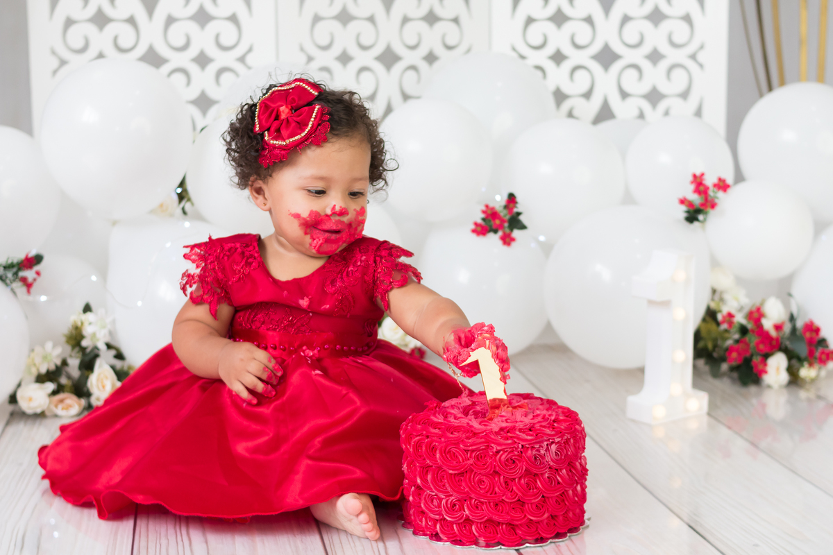 Ensaio de fotos para comemorar o primeiro aninho da Anna Laura. Smash the cake. Fotografo em Londirna especializado em ensaios de bebês. Momento registrado pela fotografa Giscellayne - Gy fotografia. Sessão de fotos em estúdio em Londrina- PR