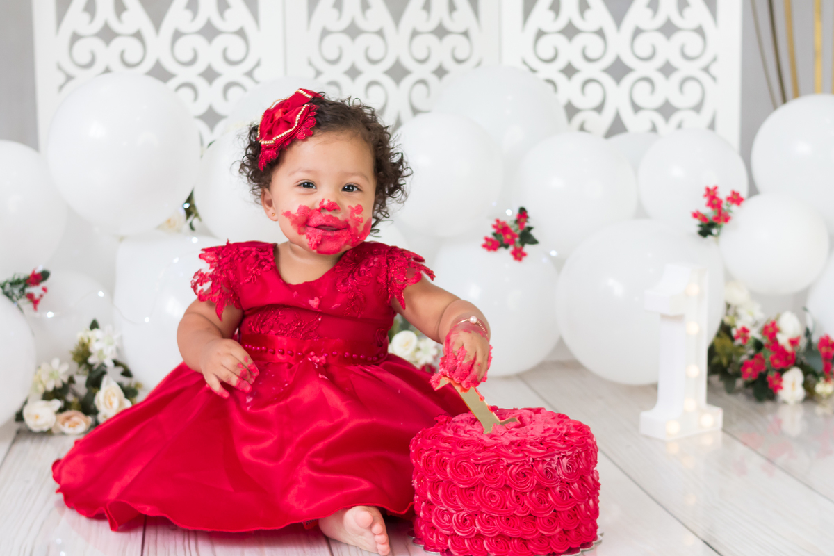 Ensaio de fotos para comemorar o primeiro aninho da Anna Laura. Smash the cake. Fotografo em Londirna especializado em ensaios de bebês. Momento registrado pela fotografa Giscellayne - Gy fotografia. Sessão de fotos em estúdio em Londrina- PR