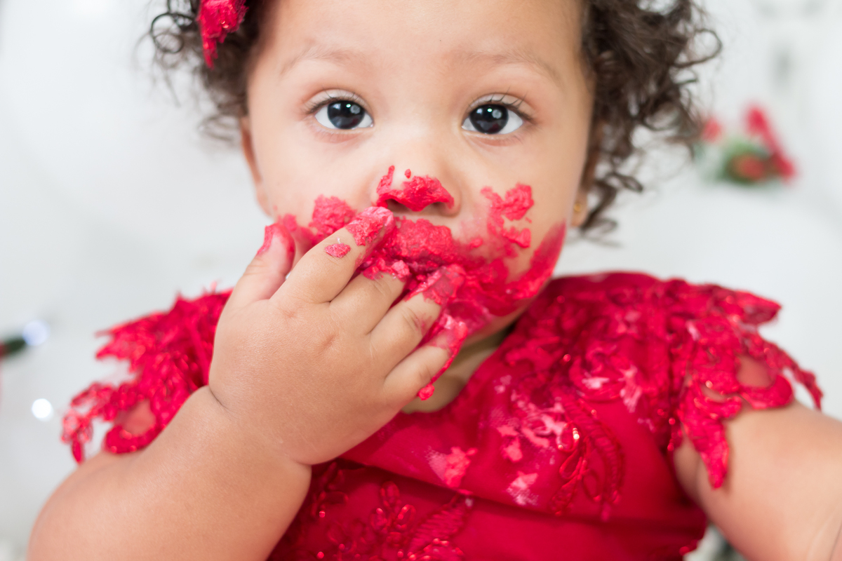 Ensaio de fotos para comemorar o primeiro aninho da Anna Laura. Smash the cake. Fotografo em Londirna especializado em ensaios de bebês. Momento registrado pela fotografa Giscellayne - Gy fotografia. Sessão de fotos em estúdio em Londrina- PR