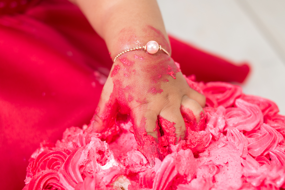 Ensaio de fotos para comemorar o primeiro aninho da Anna Laura. Smash the cake. Fotografo em Londirna especializado em ensaios de bebês. Momento registrado pela fotografa Giscellayne - Gy fotografia. Sessão de fotos em estúdio em Londrina- PR